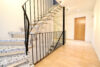 Großzügiges Anwesen mit zahlreichen Nutzungsmöglichkeiten! - Treppenaufgang und Flur im OG