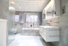 Großzügiges Anwesen mit zahlreichen Nutzungsmöglichkeiten! - Modernisiertes Tageslichtbad mit Wanne und separater Dusche